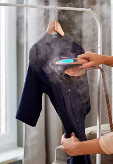 Repassage d'une chemise sur un cintre